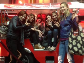 Groupe de Femmes dans un e-Tuk-Tuk à Paris