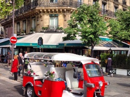 e-Tuk-Tuk devant les Deux Magots à Paris