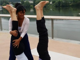 Posture de Yoga avec Parvati, professeur de Yoga sur Stouring à Vernon-Giverny