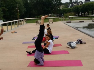 Pratique du yoga avec Parvati sur Stouring à Vernon-Giverny